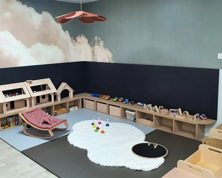 Aménagement d’espace petite enfance – coin éveil et jeux dans une crèche ergonomique